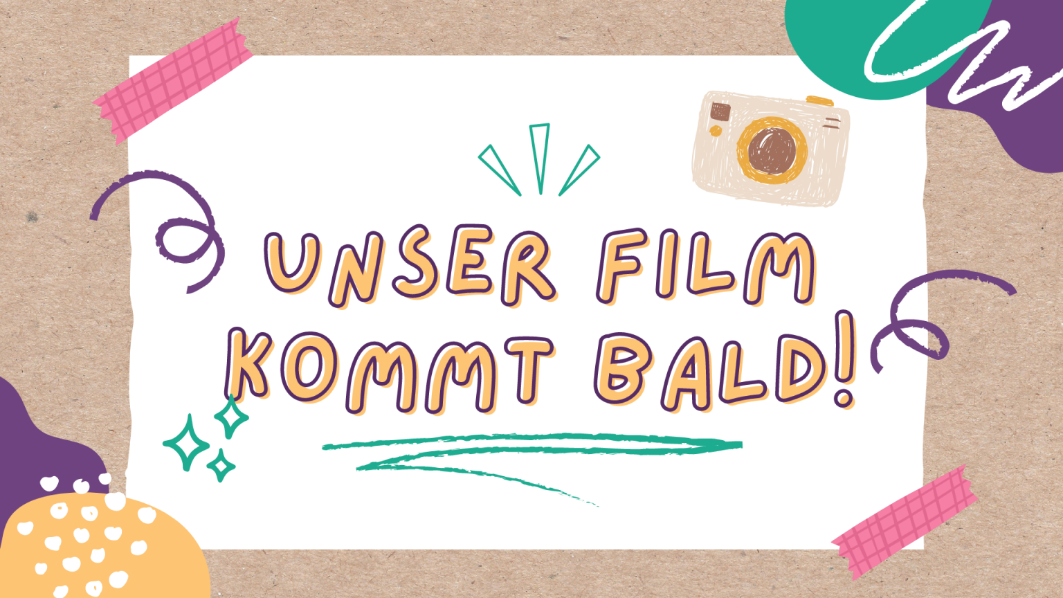 Plakat mit kindlicher Zeichnung und Collage-Elementen auf einer korkähnlichen Pinnwand. In der Mitte steht in großen, bunten Buchstaben 'UNSER FILM KOMMT BALD!'. Über dem Text ist eine handgezeichnete, stilisierte Kamera abgebildet. Das Design enthält auch handgezeichnete Sterne, Wellenlinien und zwei Stücke von rosa Washi-Tape an den oberen Ecken. Der Hintergrund ist neutral und erinnert an eine Pinnwand.